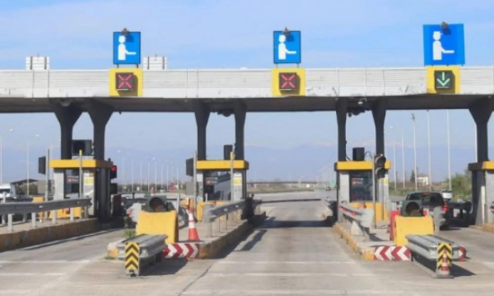 Φορτηγό προσέκρουσε σε μπάρες στα διόδια Ανάληψης στη Θεσσαλονίκη - Έκλεισαν δύο λωρίδες
